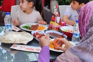 Yetimlerle lokanta buluştuk. 